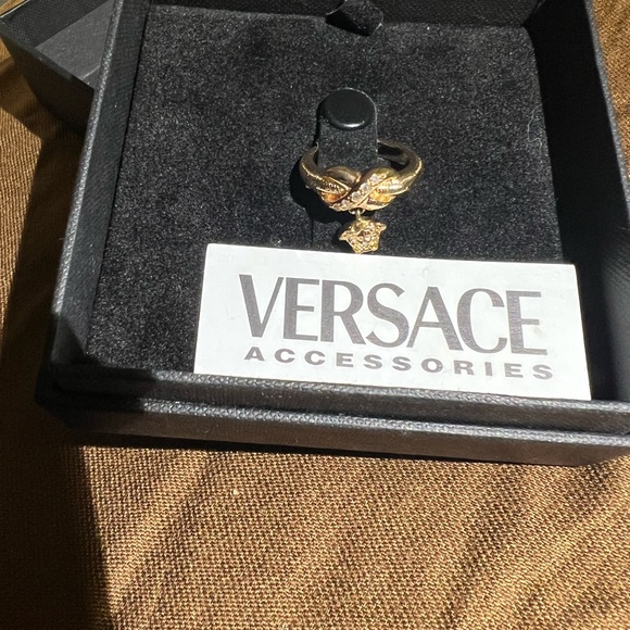 Versace Ring 5 1/2 - Rare, Authentic and in Great Condition - Picture 2 of 7